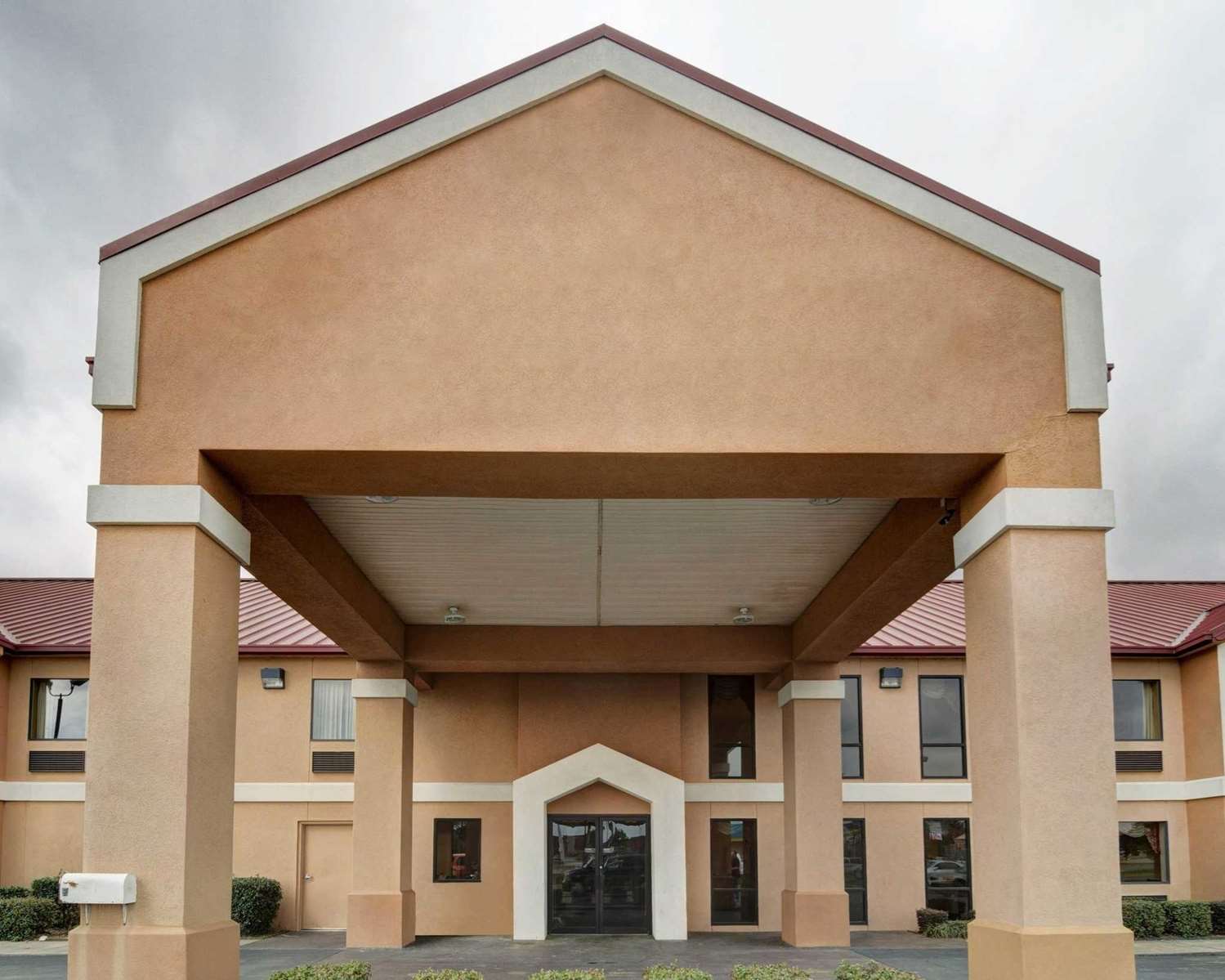 Quality Inn & Suites Pine Bluff, AR 2/23