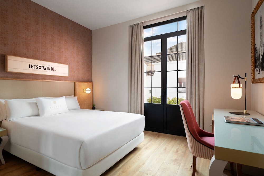 ROOM, QUEEN BED