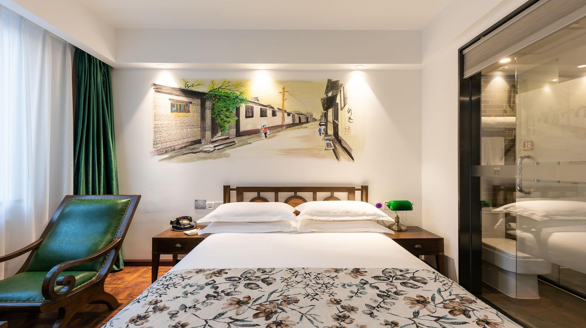 Room at Nostalgia Hotel (Beijing Guomao Jinsongpingyuan Metro Station), BEIJING