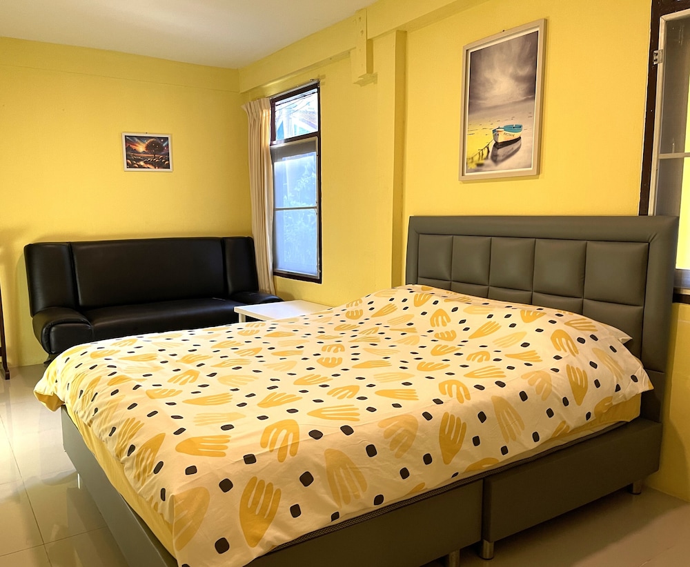 SUPERIOR, QUEEN BED, SOFA, GARDEN AREA