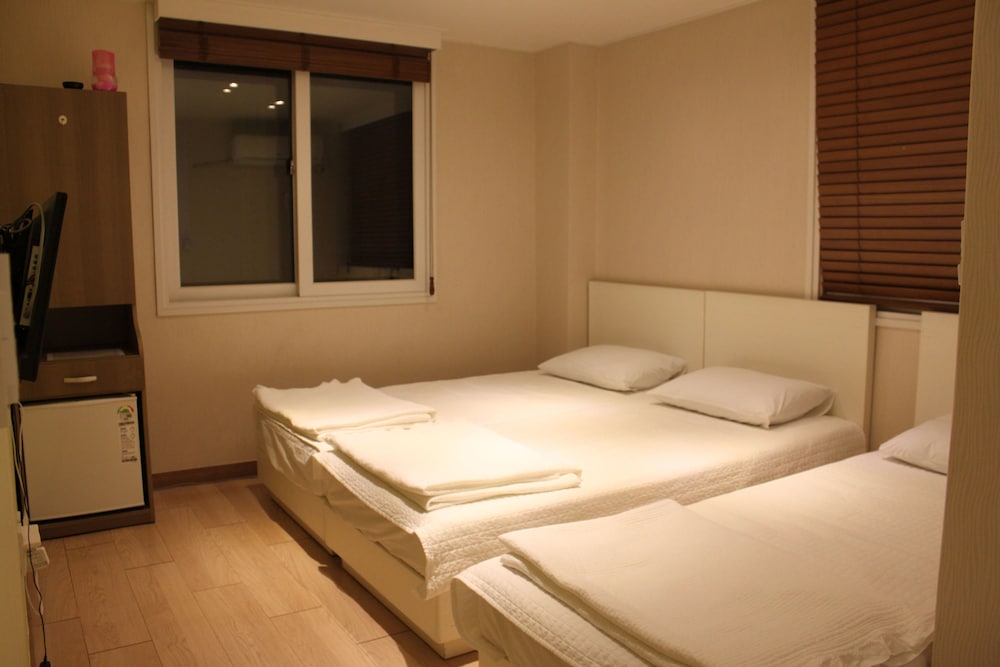 ROOM, TRIPLE