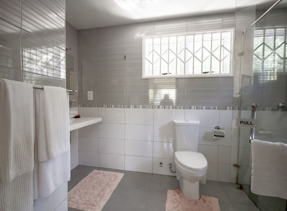 SURFERS SELF CATERING CHALETS 28/31