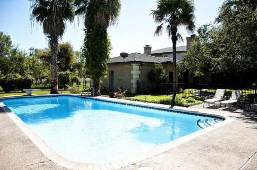 Live Oaks Bed and Breakfast 41/44