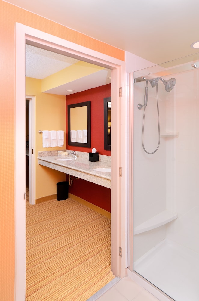 Courtyard By Marriott Frederick 33/34
