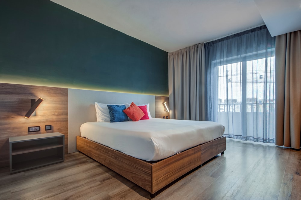 Argento Hotel 7/63