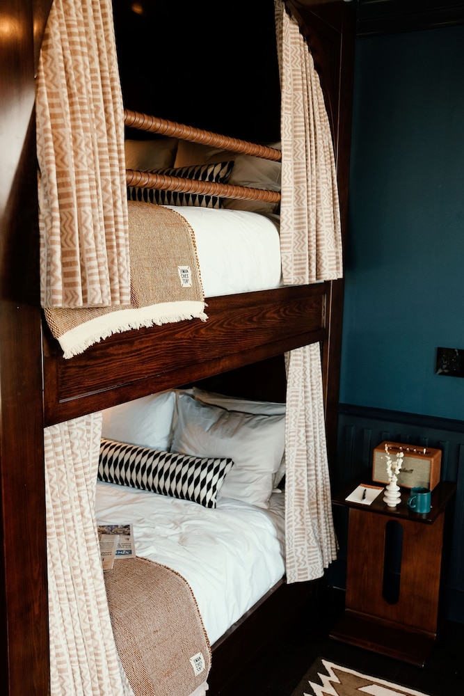 ROOM, QUADRUPLE