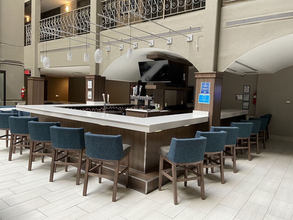 Embassy Suites by Hilton Chicago Schaumburg Woodfield 52/55