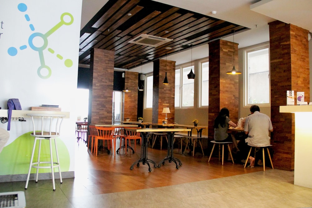 Cleo Hotel Basuki Rahmat 37/46