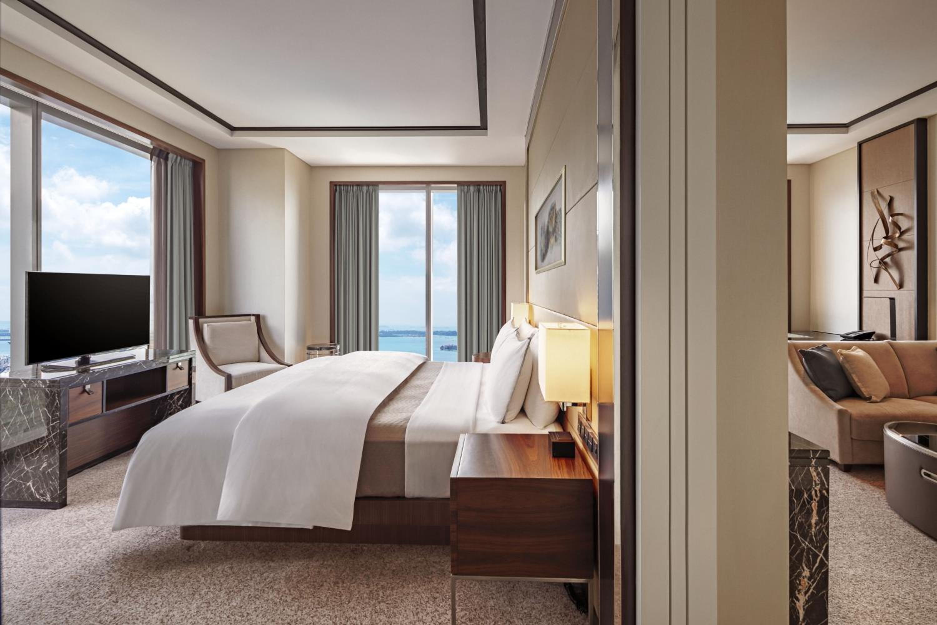 Executive, Suite, King Bed, Club Lounge Access