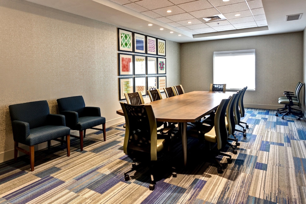 Holiday Inn Express And Suites Manhattan 48/55