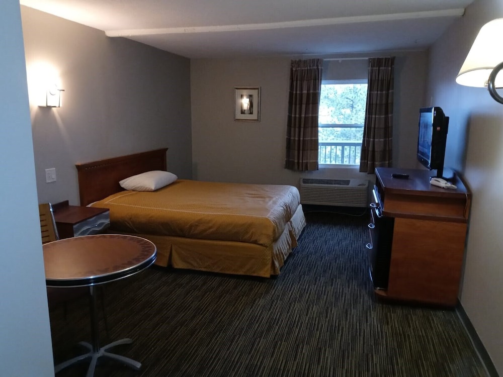 Peachtree Inn & Suites 2/8