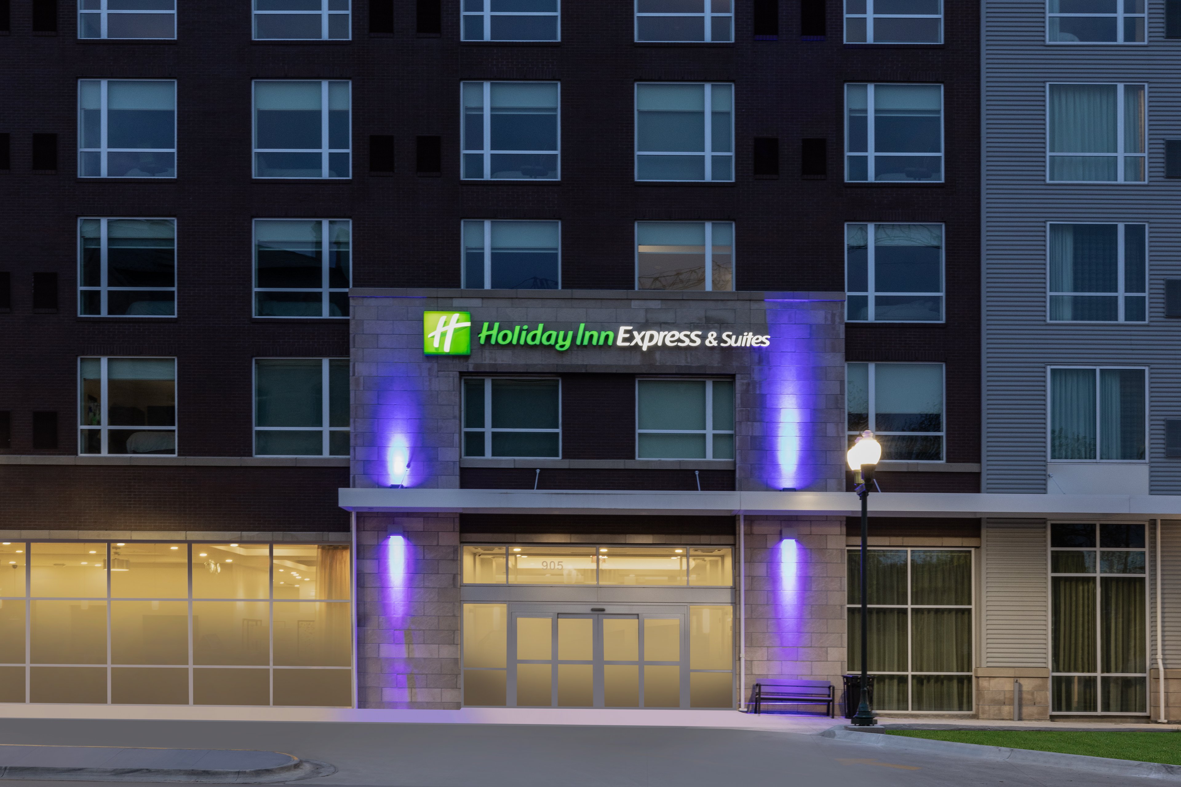 Holiday Inn Express & Suites Lincoln Downtown 2/55