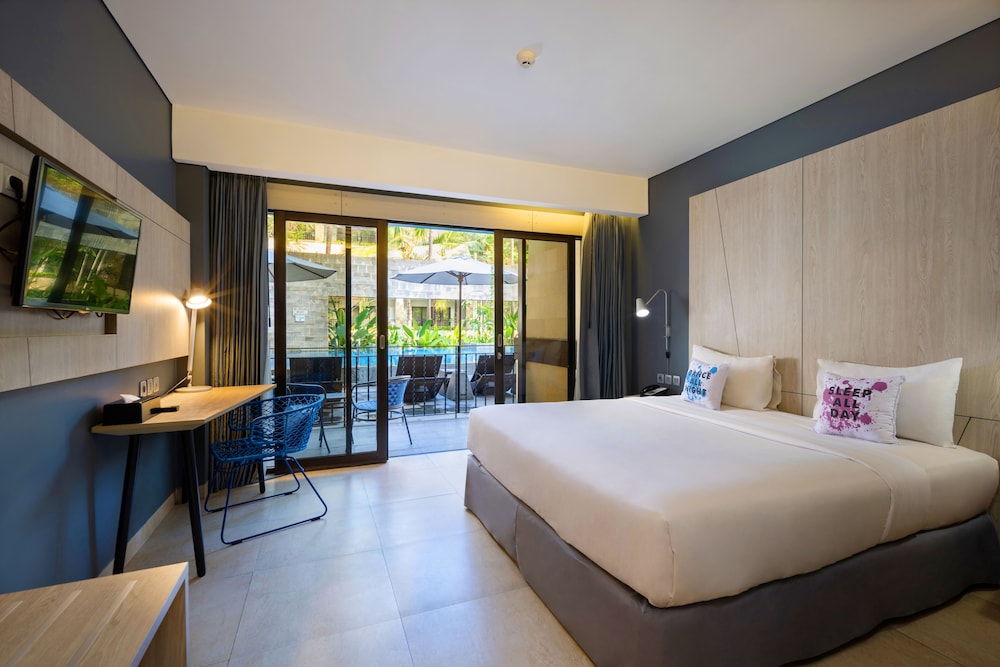 SOLIA, PREMIER, POOL ACCESS