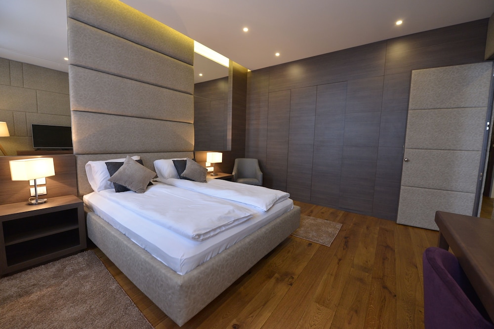 Boutique Rooms 10/50