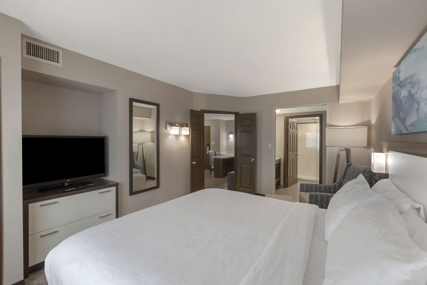 2 Bedrooms, Suite, 1 King and 2 Queen Beds, 2 Bathrooms, Sofa, Kitchen