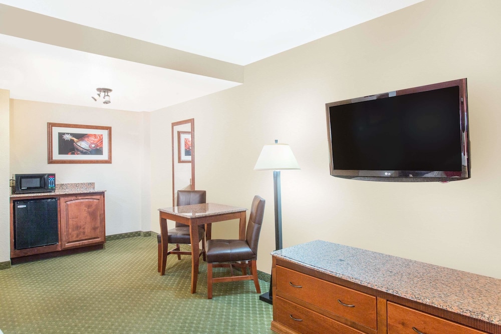 Ramada by Wyndham Elko Hotel at Stockmen's Casino 23/36