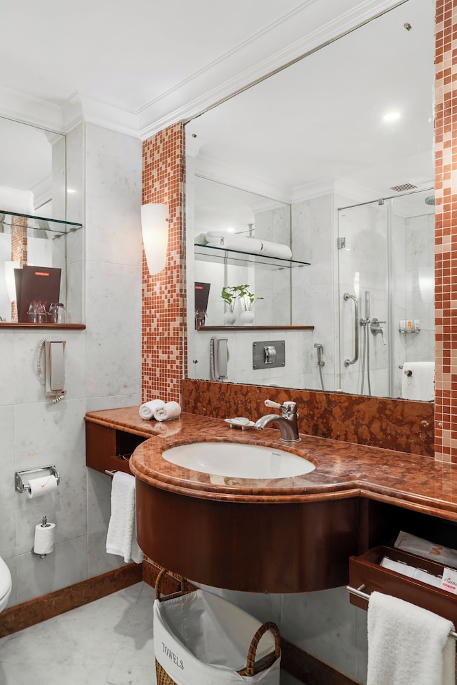 Welcomhotel by ITC Hotels, Alkapuri, Vadodara 55/57