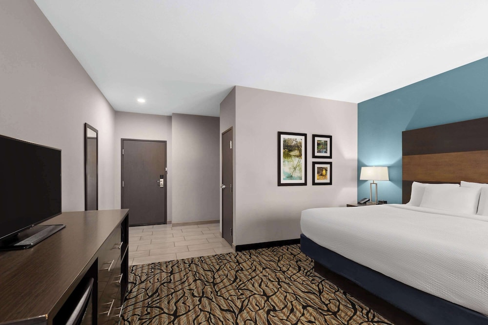 La Quinta Inn and Suites by Wyndham Cullman 10/46