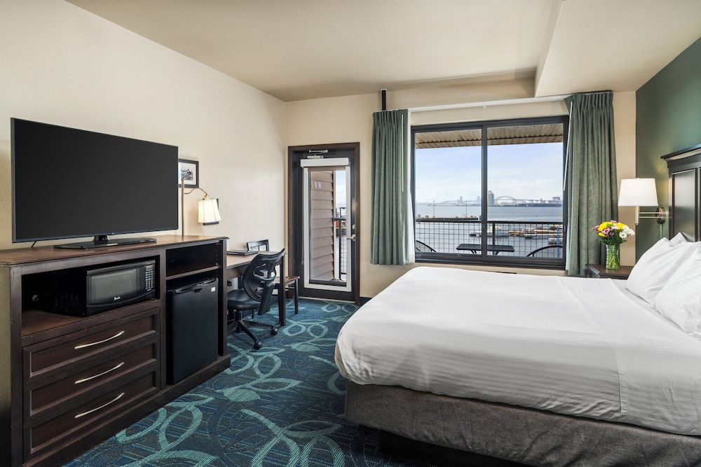 غرفة بسرير كينج بإطلالة على المرفأ مع أريكة، Park Point Marina Inn 2/9