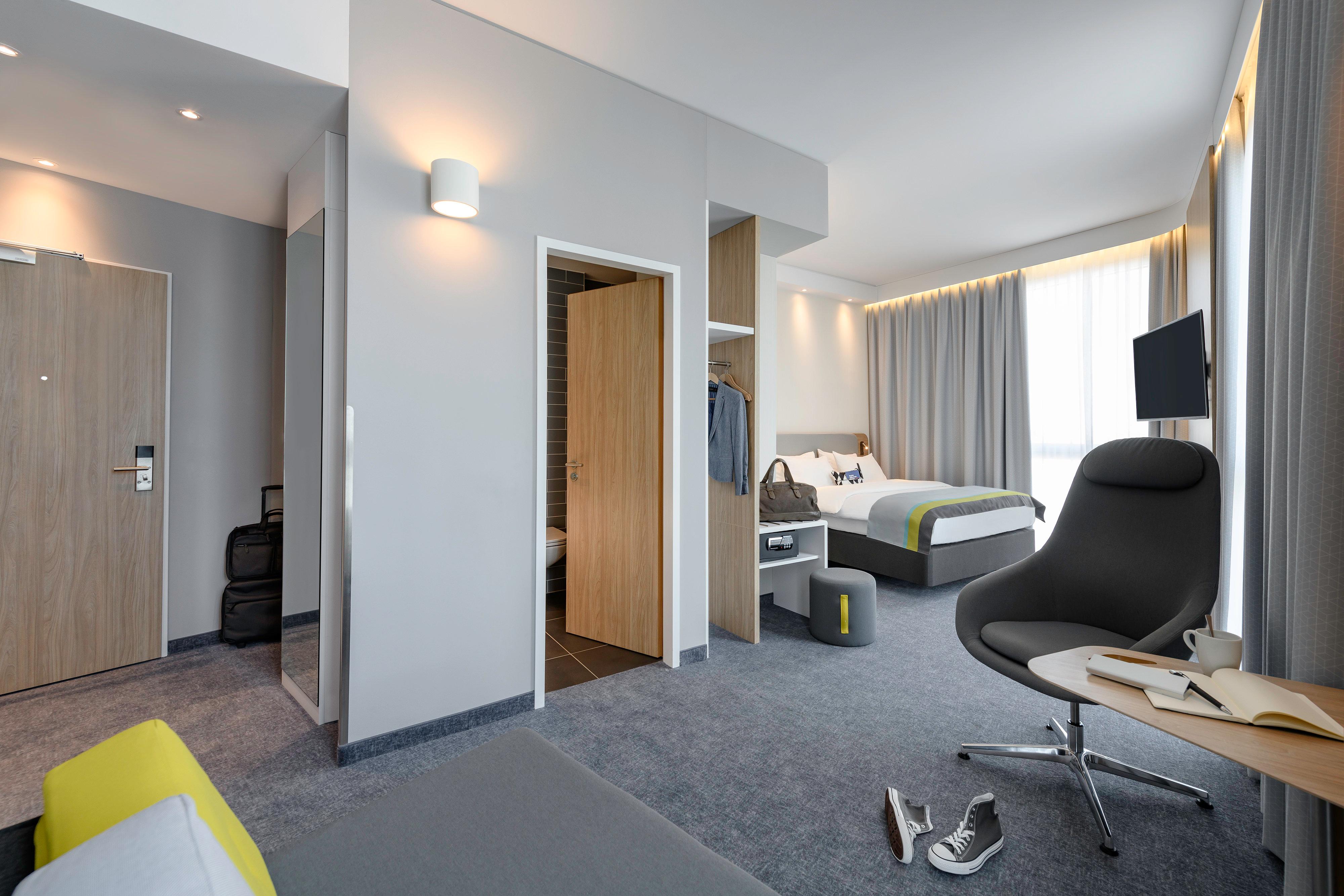 Family, Standard, Queen Bed, Sofa, Holiday Inn Express Regensburg 3/3