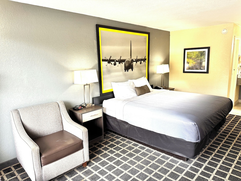 Super 8 by Wyndham Morganton 13/50