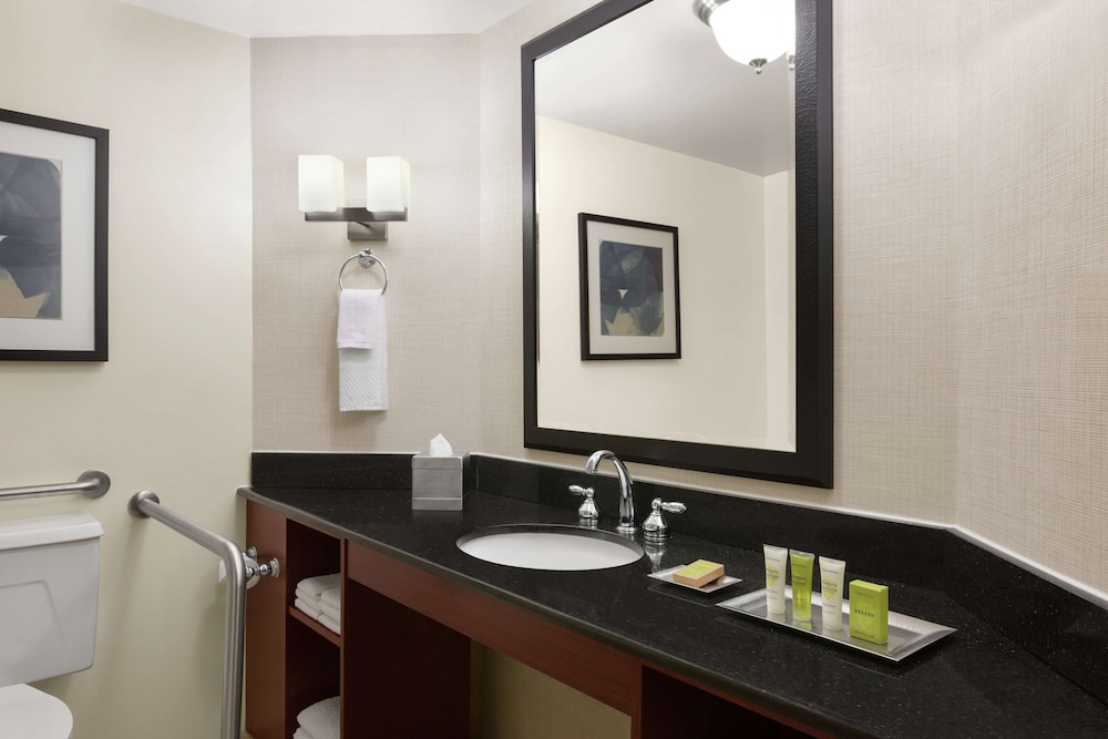 DoubleTree by Hilton South Charlotte Tyvola 36/54