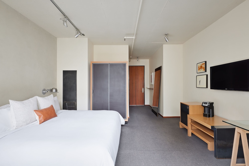 Chambers Hotel 26/70