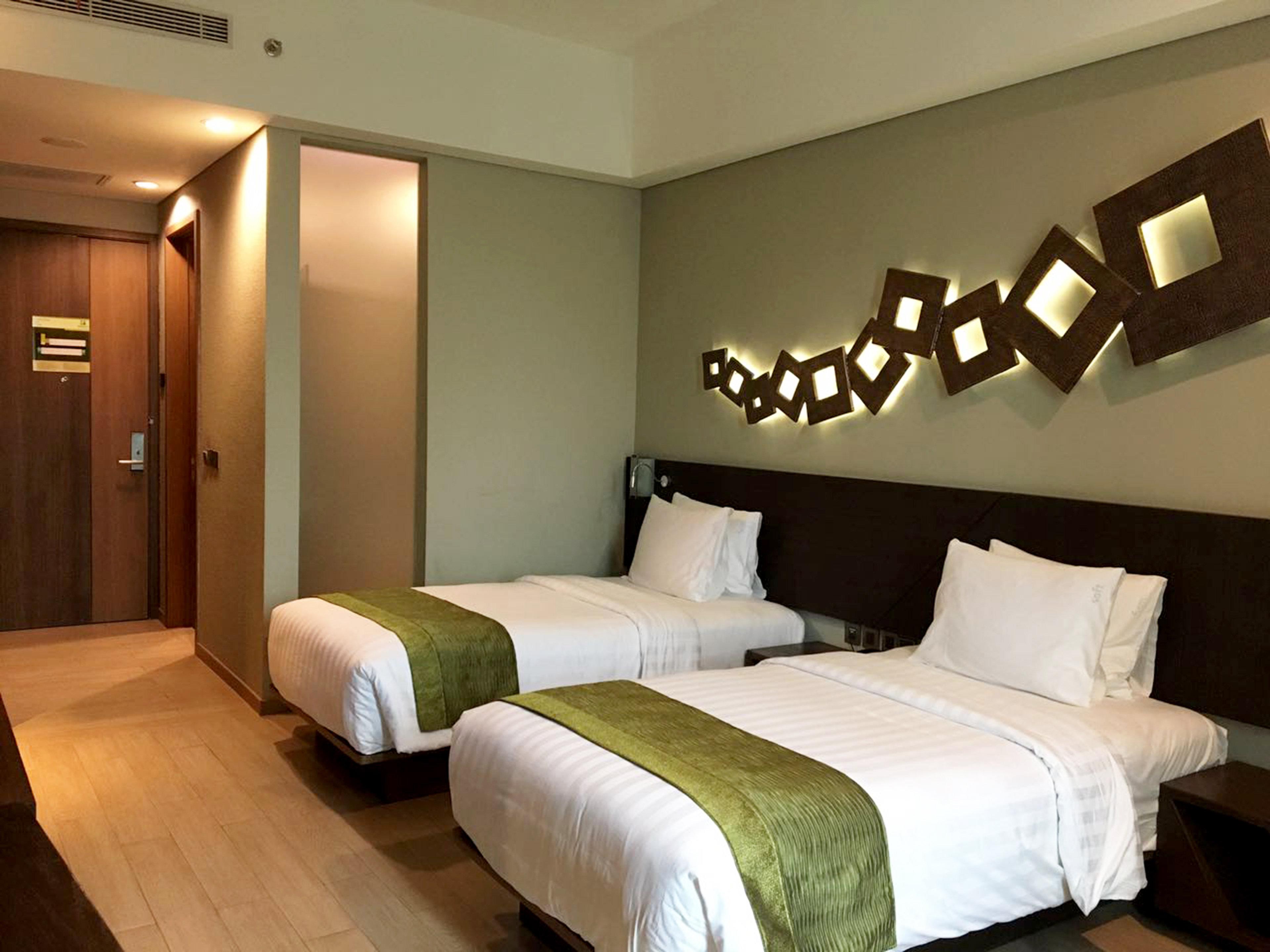 Room, Twin Beds, Pool View