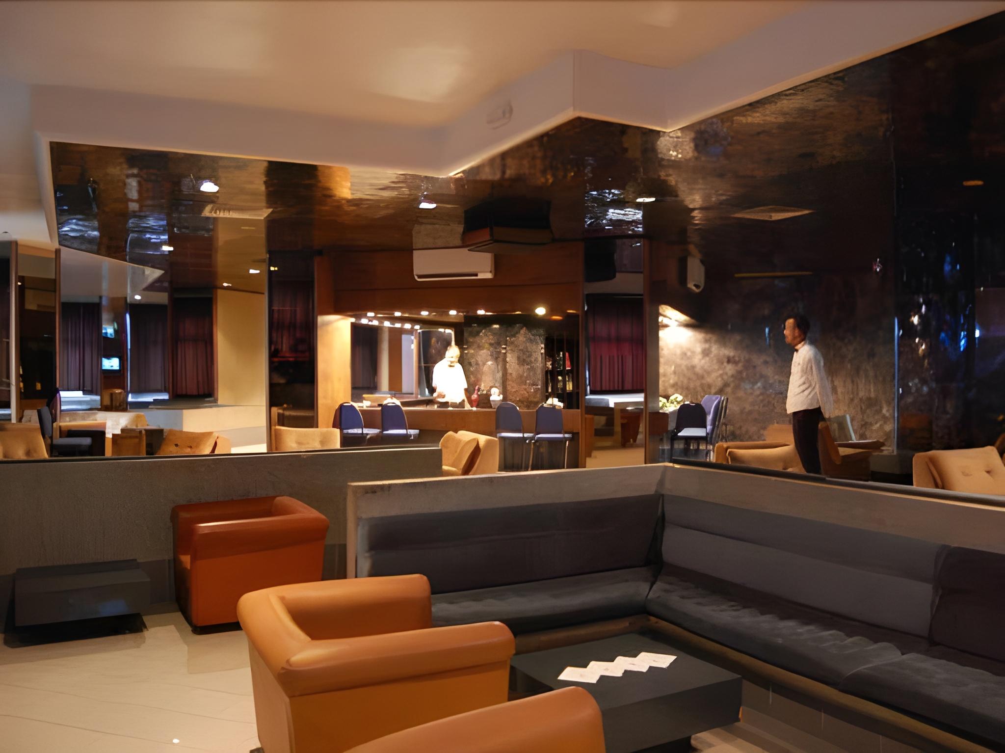 Diplomat Hotel 14/26