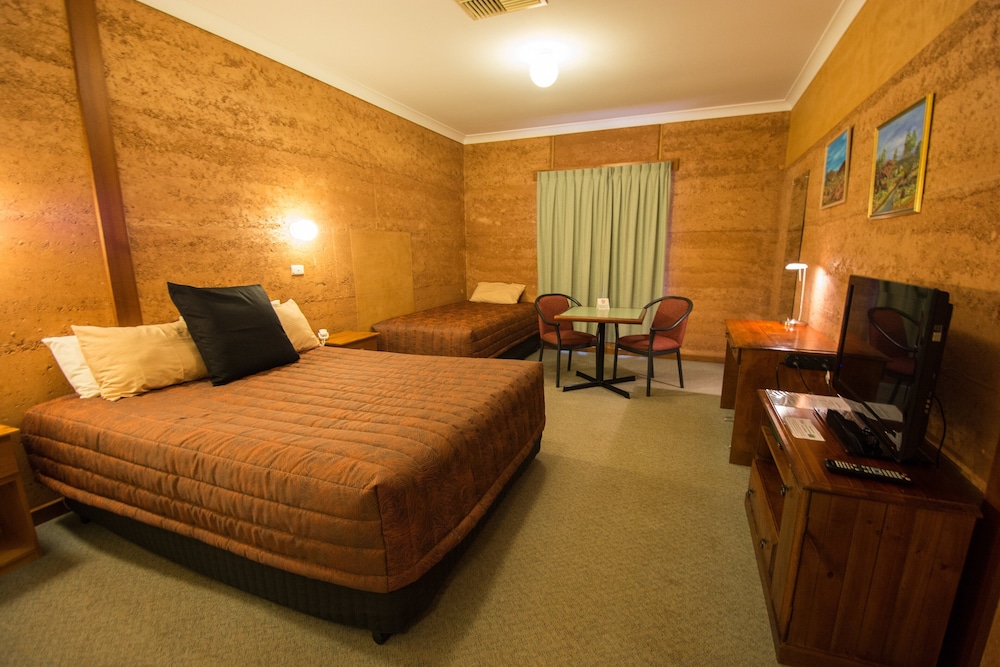 MUD HUT MOTEL 25/57