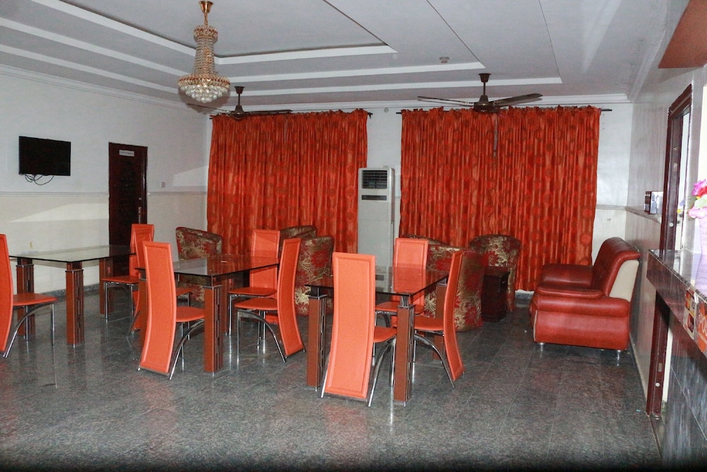 L & L Executive Hotels And Suites 16/19