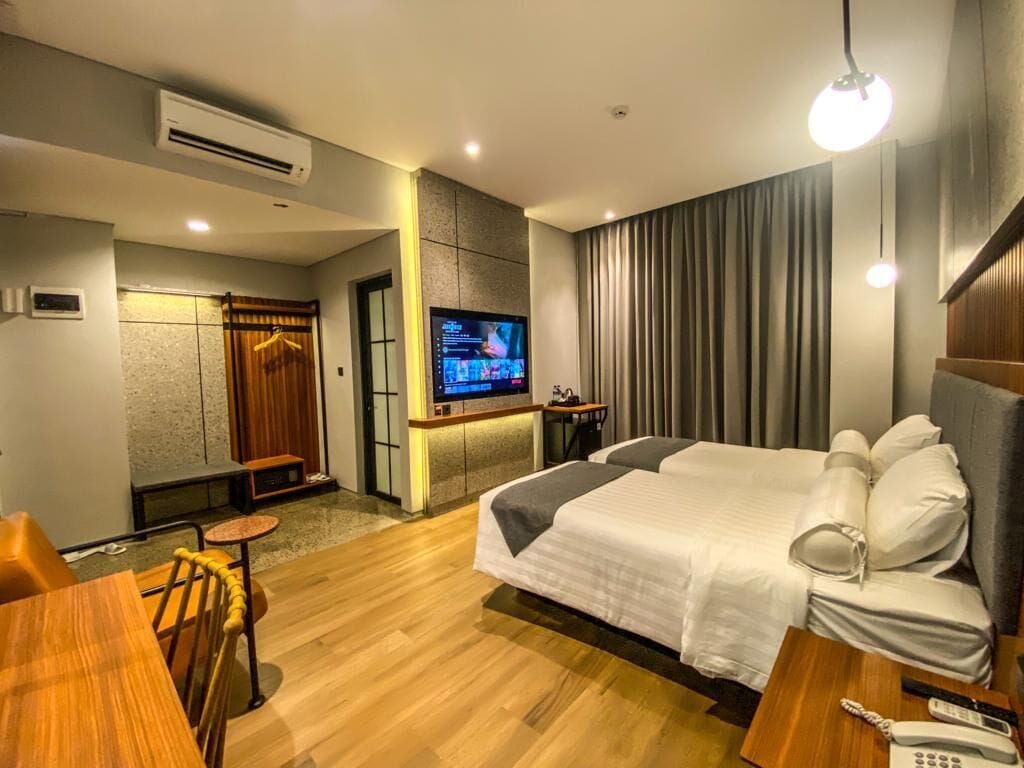 EXECUTIVE, TWIN BEDS