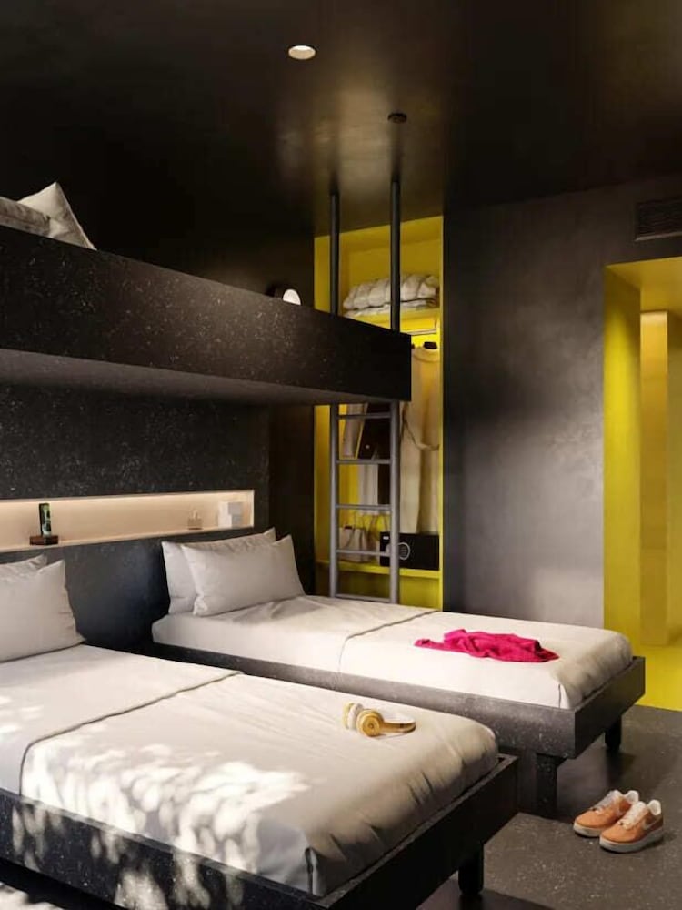 Room, Triple, Twin Beds, Street View