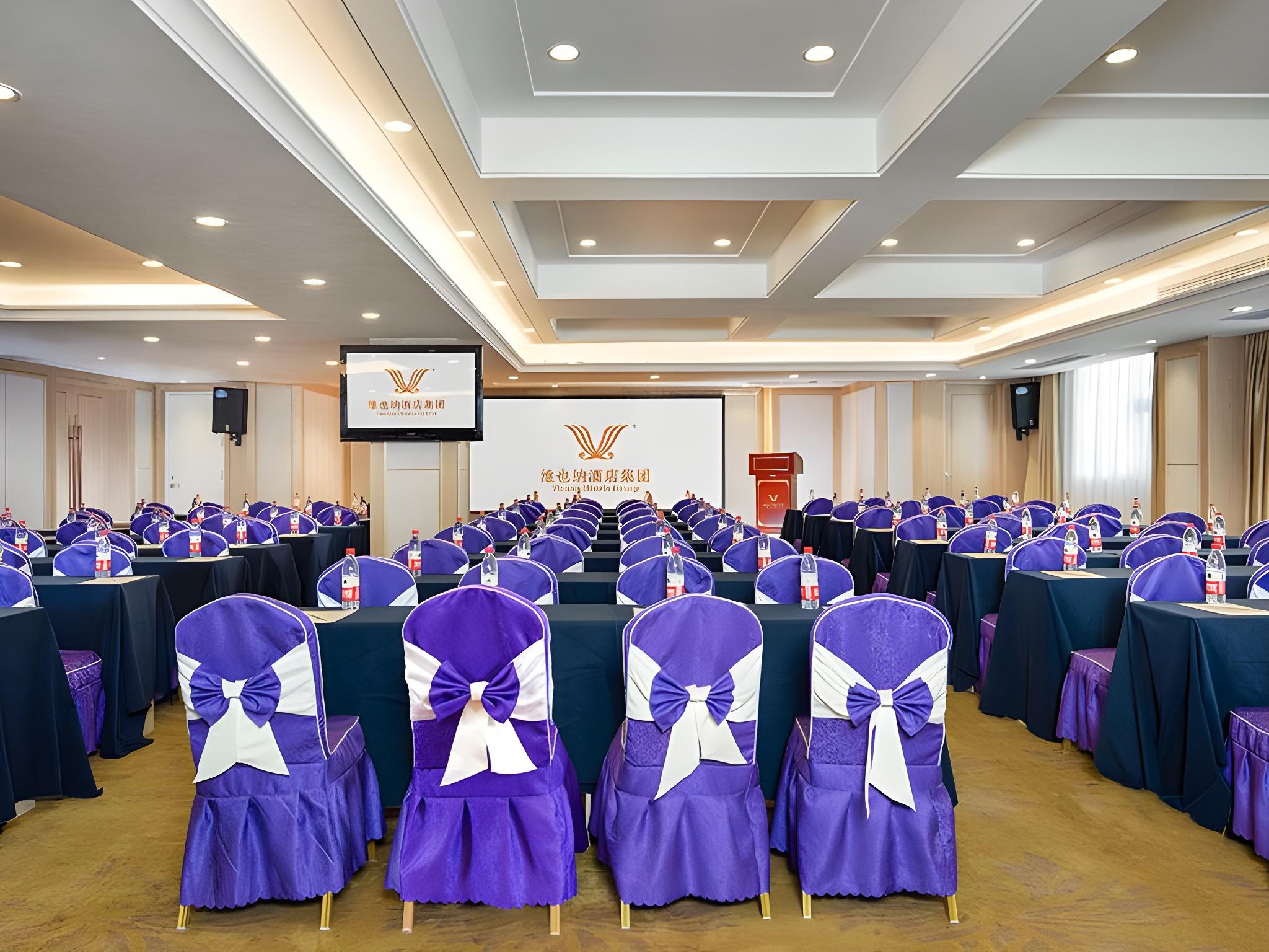 Vienna International Hotel (Xinyang Railway Station) 49/51