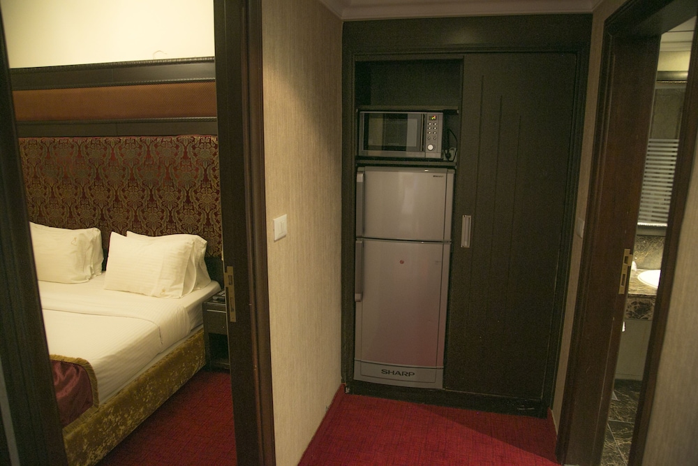 QUEENS SUITE HOTEL 27/61