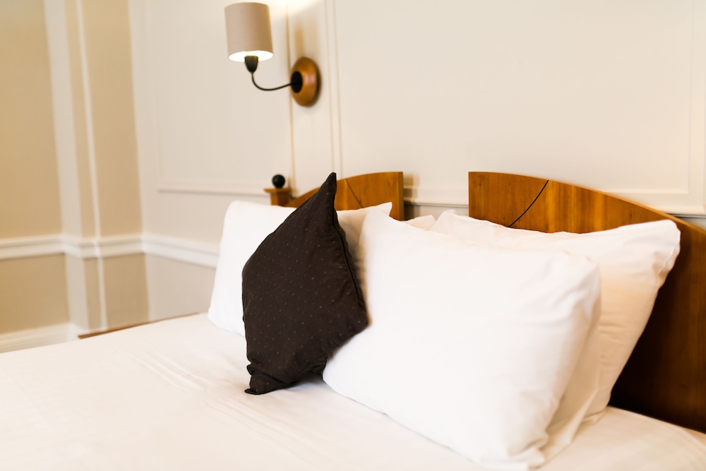 The Angel Hotel Cardiff 40/60