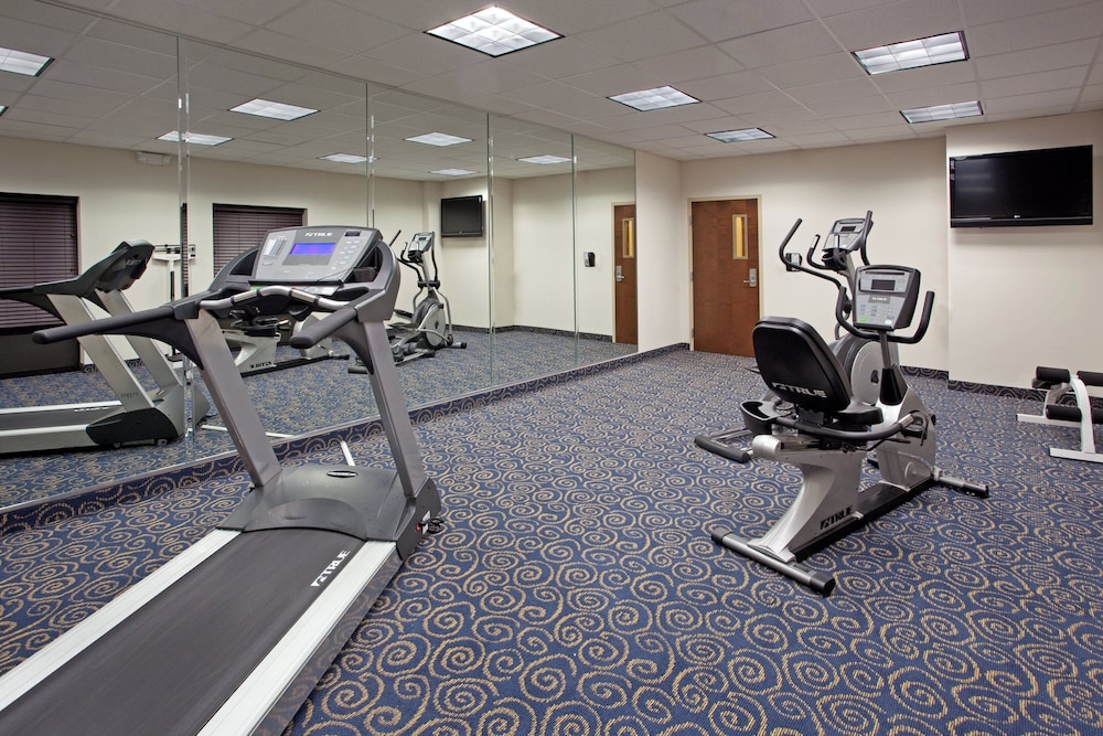 Holiday Inn Express & Suites Hope Mills Fayetteville Airport 25/37