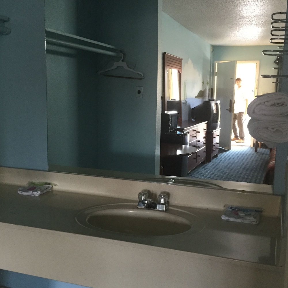Guest Inn Suites 24/40