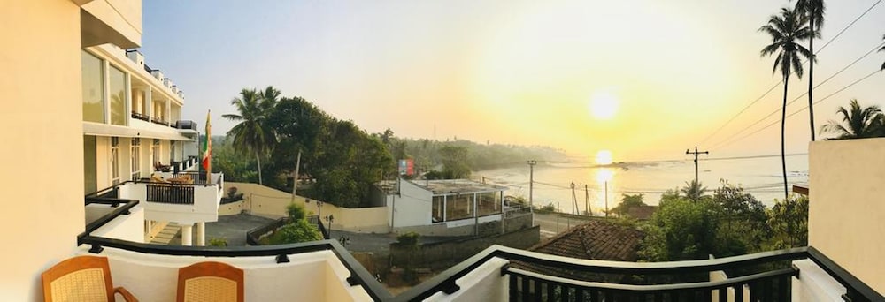 Queens Beach Hotel 44/50