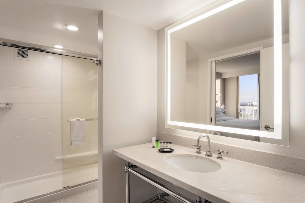 Sheraton Suites Market Center 7/49