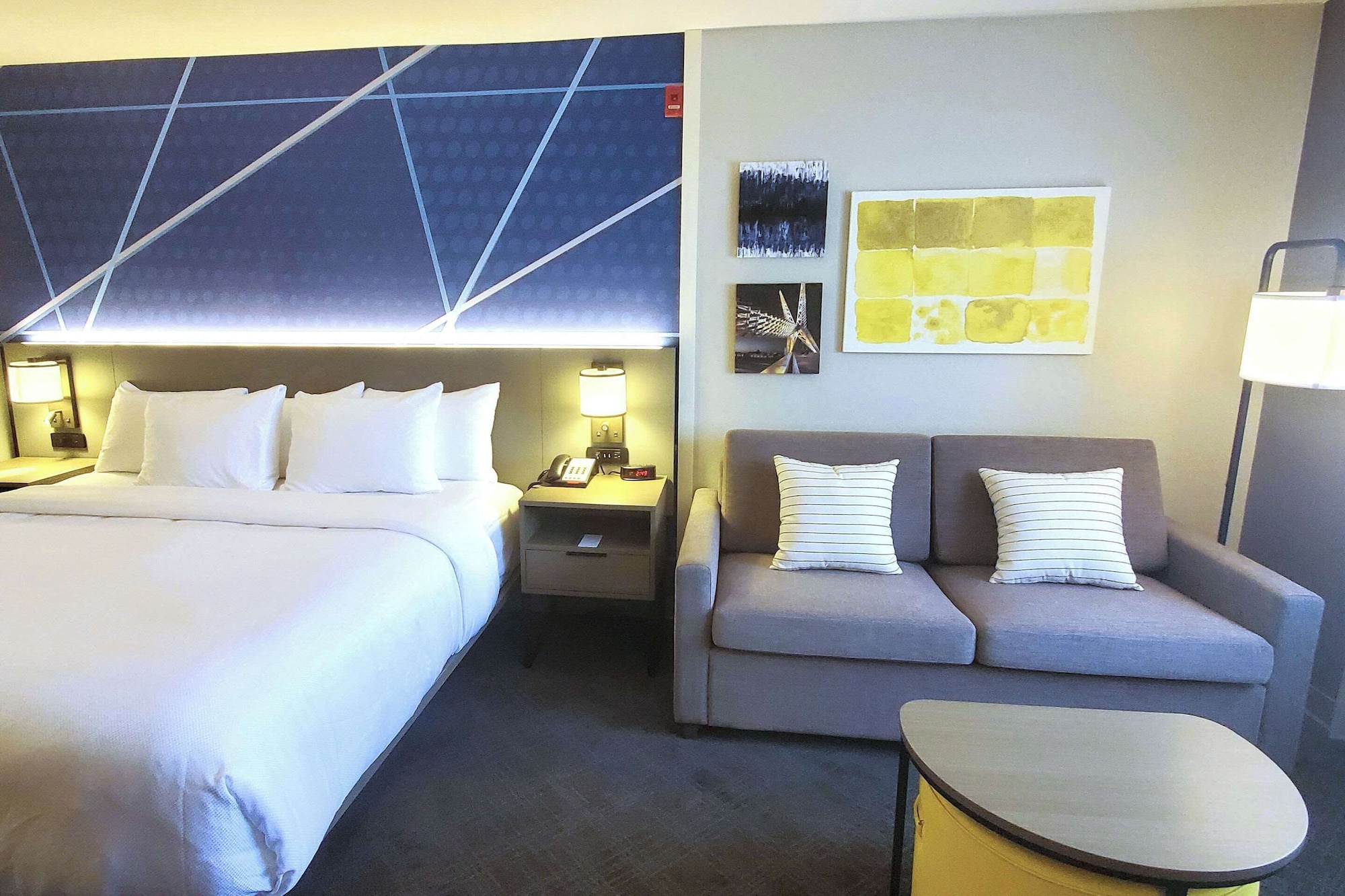 جناح بسرير كينج مع أريكة، Comfort Inn & Suites Oklahoma City, OK 6/8