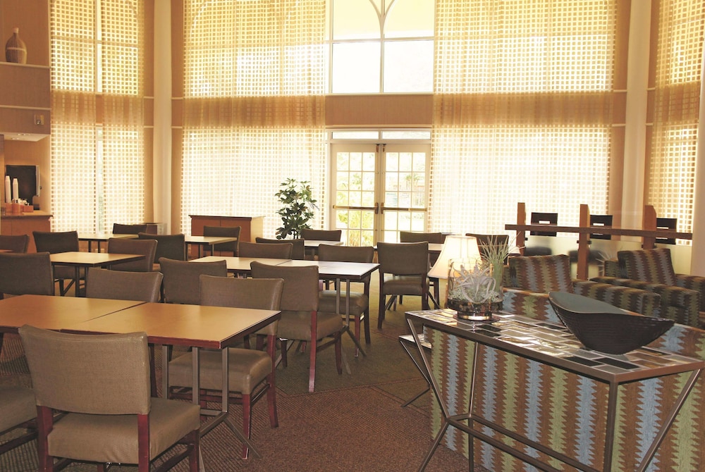 La Quinta Inn & Suites by Wyndham Houston Bush IAH South 30/46