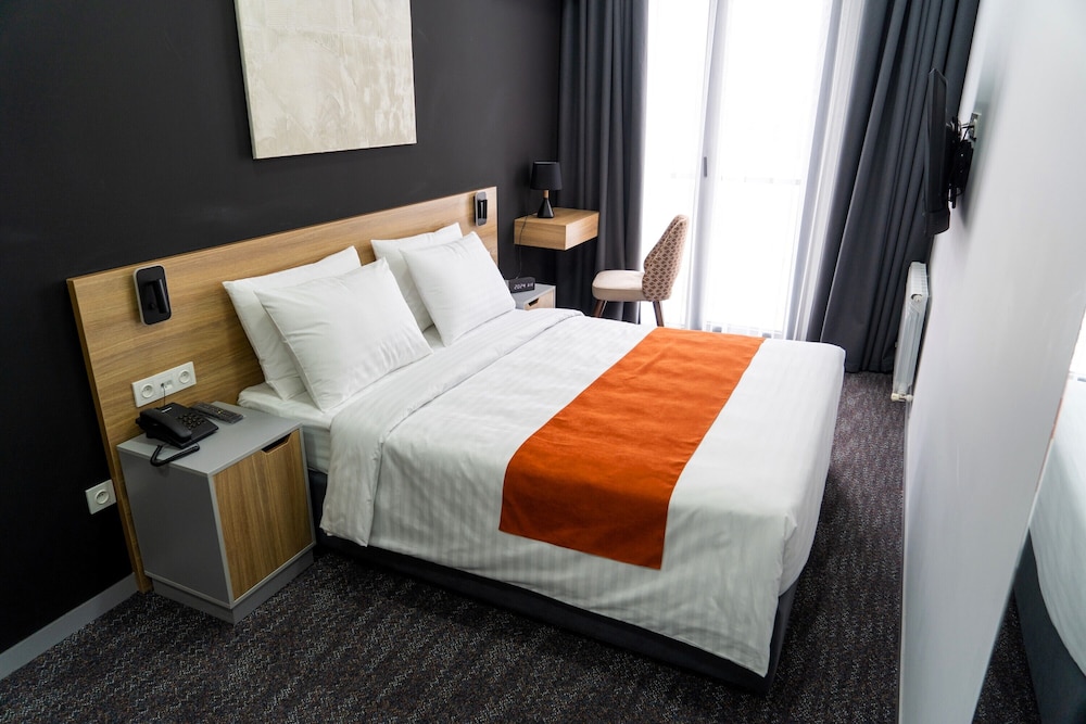 BASIC, QUEEN BED