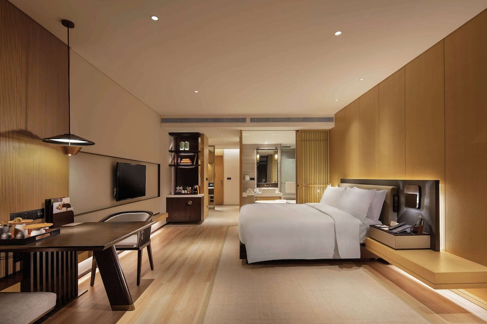1 Bedroom, Deluxe, Suite, King Bed, Pool Access
