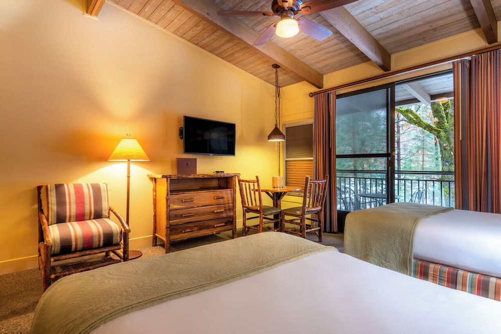Yosemite Valley Lodge 10/32