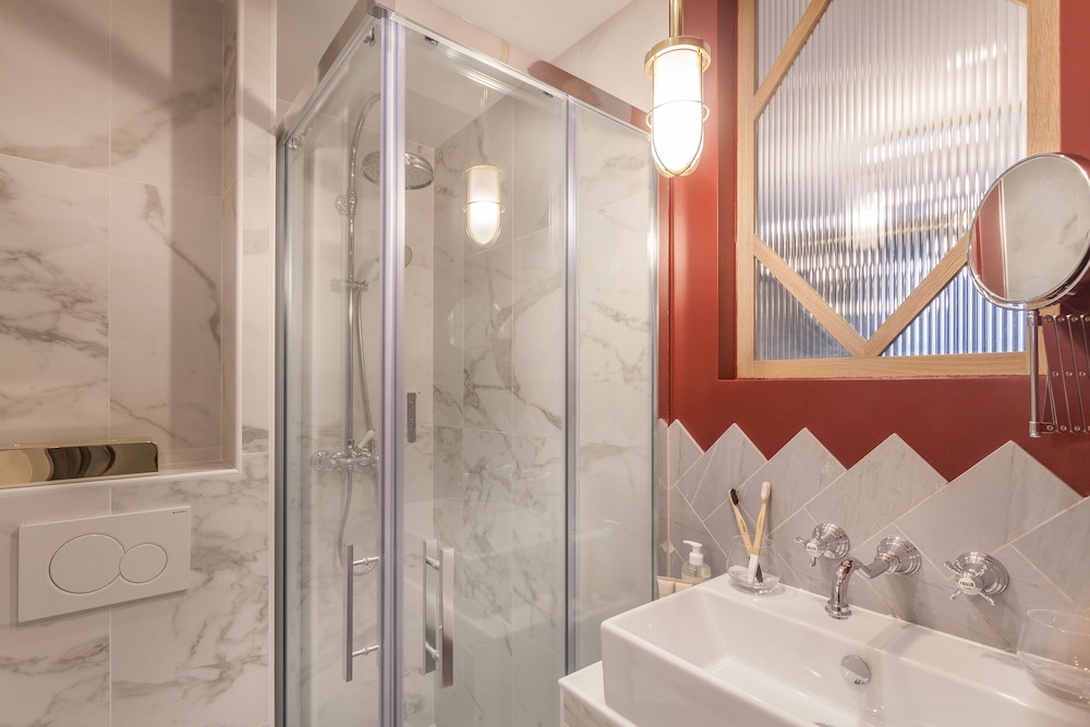HANDSOME HOTEL BY ELEGANCIA 72/74