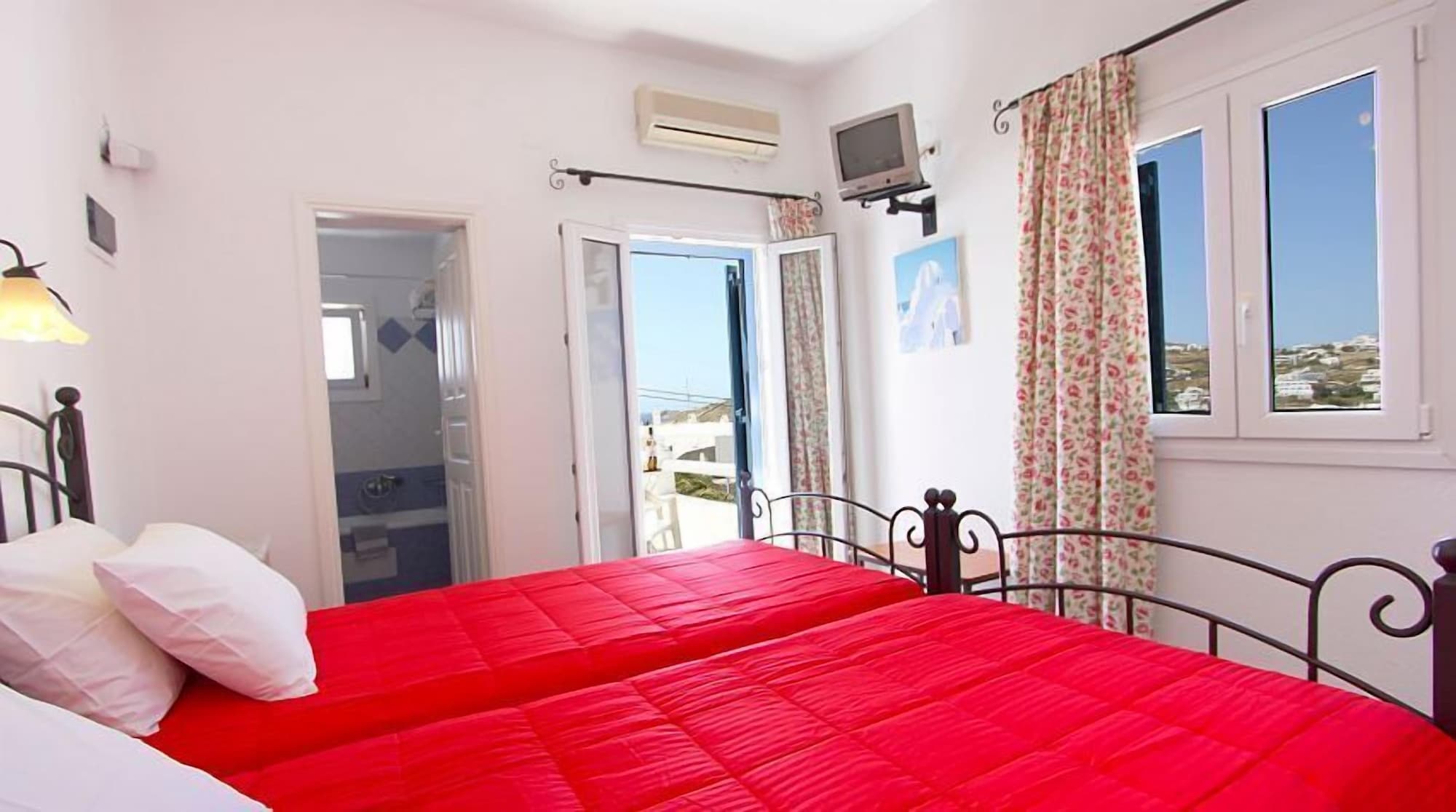ROOM, QUEEN BED