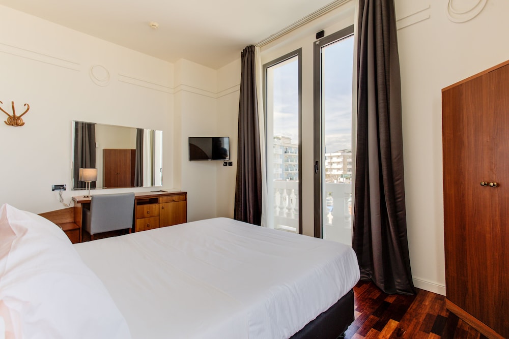 ROOM, TRIPLE