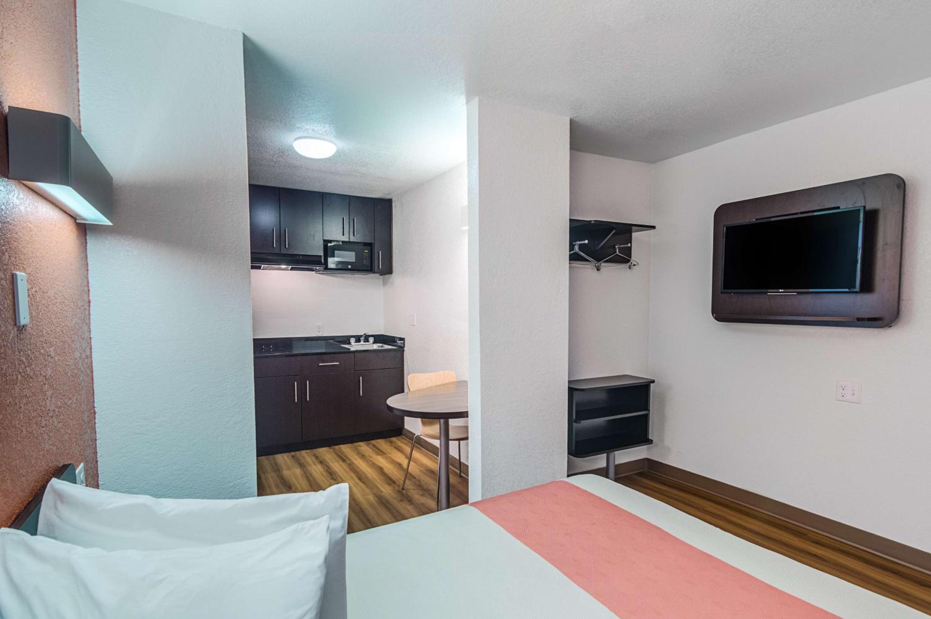 1 Queen Bed - Mobility Accessible Tub Nsmk