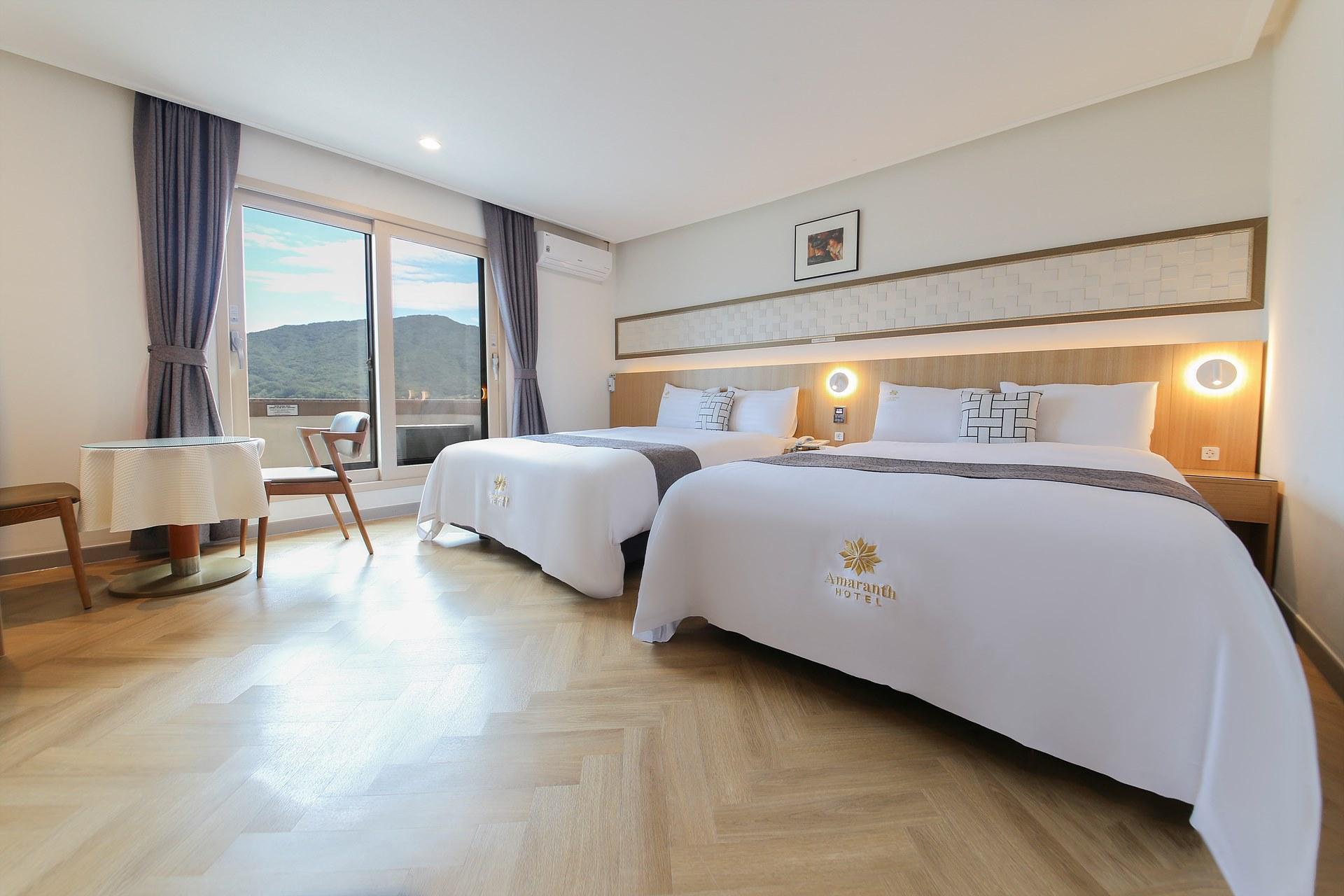 DELUXE, TWIN BEDS